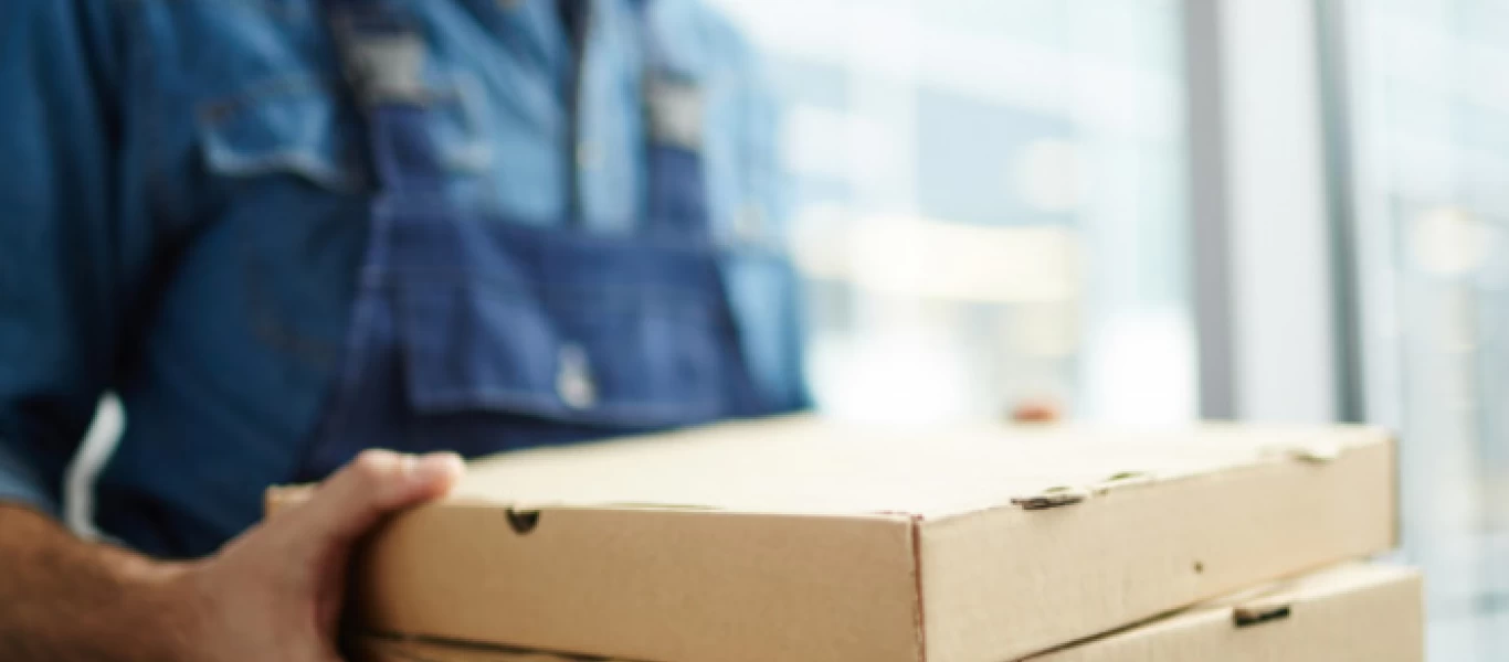 Ντελιβεράς έριξε το φαγητό στον δρόμο και μετά το έδωσε σαν να μην συμβαίνει τίποτα (βίντεο)